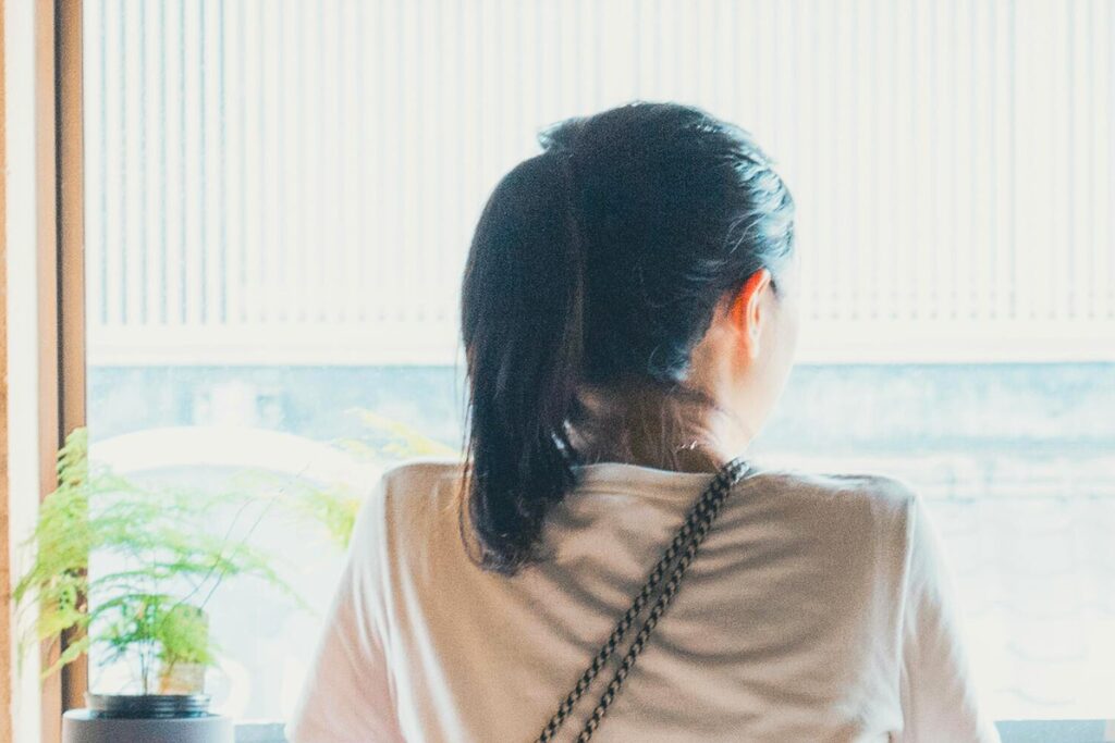後ろ姿の女性